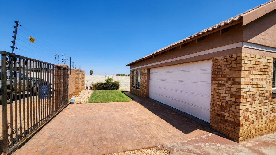 3 Bedroom Property for Sale in Wilkoppies North West